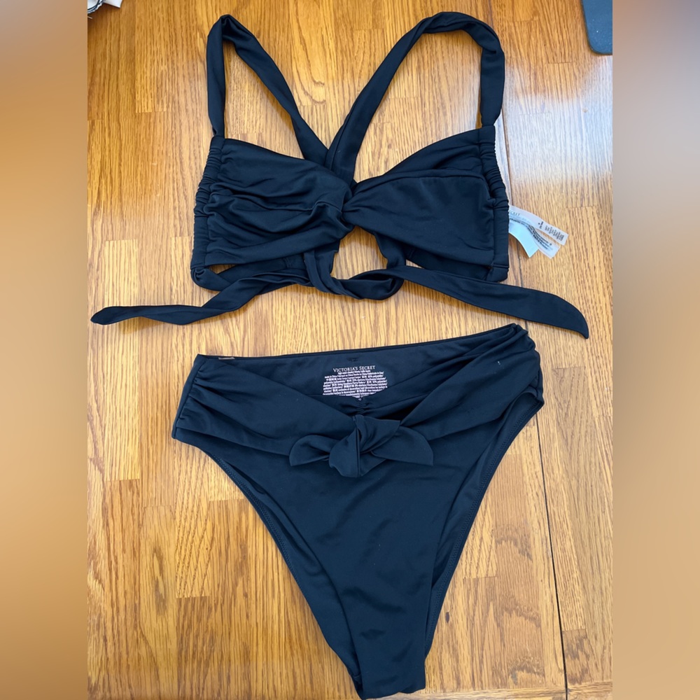Twist Bralette Bikini Top (M) and Twist High-Waist Cheeky Bikini Bottom (S)